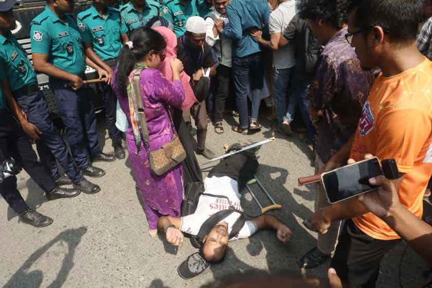 saurav/শাহবাগে পাঁচ দফা দাবিতে প্রতিবন্ধী চাকরিপ্রত্যাশীদের অবস্থান, পুলিশের বাধা.jpg